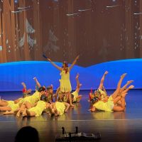 tanzpalast-aarau-siramark-dance-kindertanz-auffuehrung-gelbe-kostueme-buehne